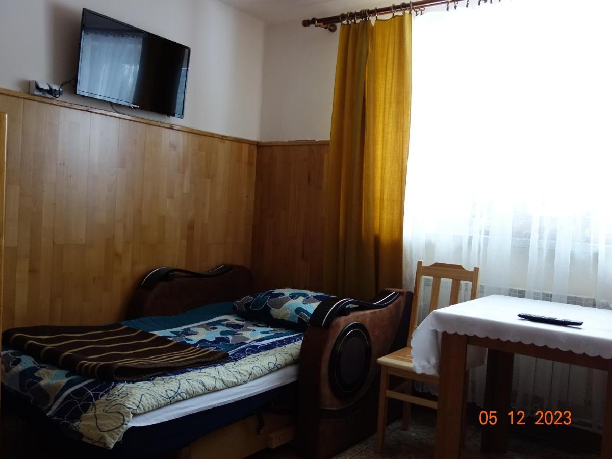 Dom Mlodziezowy W Polanie Apartment Serednie Male Bagian luar foto