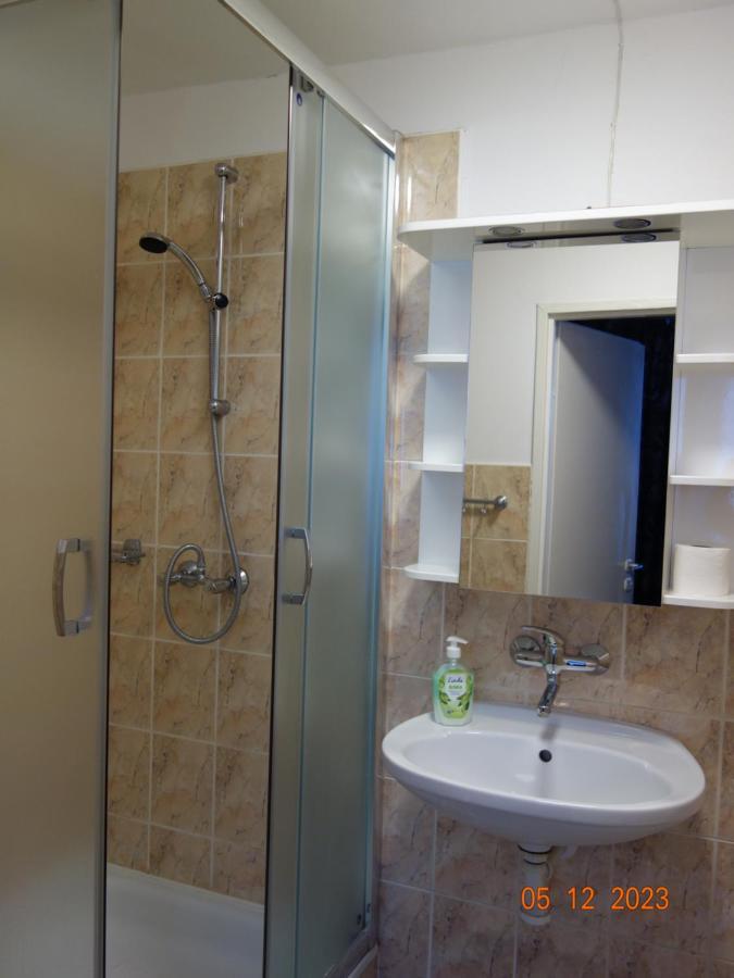 Dom Mlodziezowy W Polanie Apartment Serednie Male Bagian luar foto